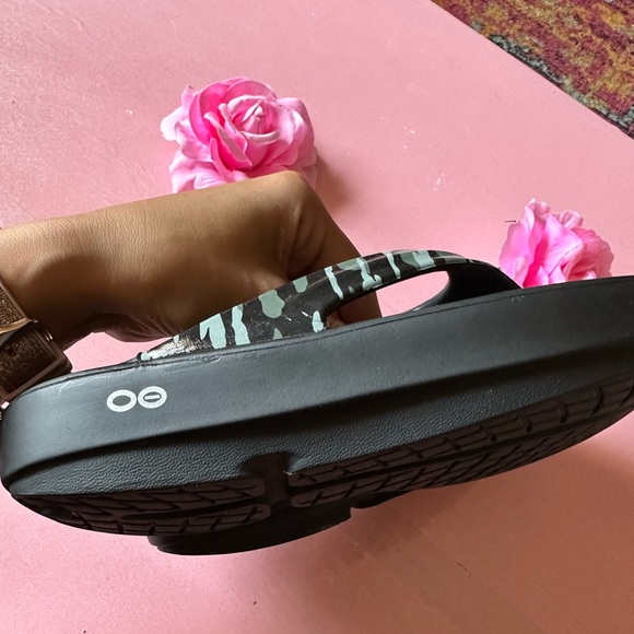 OOFOS Sandal OOlala Luxe Sandal - Patent Technology for feet! Green camo… - Picture 8 of 9